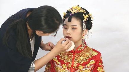 学新娘妆视频,跟随视频轻松打造完美婚典妆容